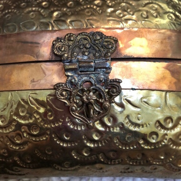 Exquisite Vintage Copper and Brass Pillow Minaudière purse. - Picture 7 of 11
